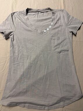 Women's Light Gray V-Neck Short Sleeve Top with Pocket